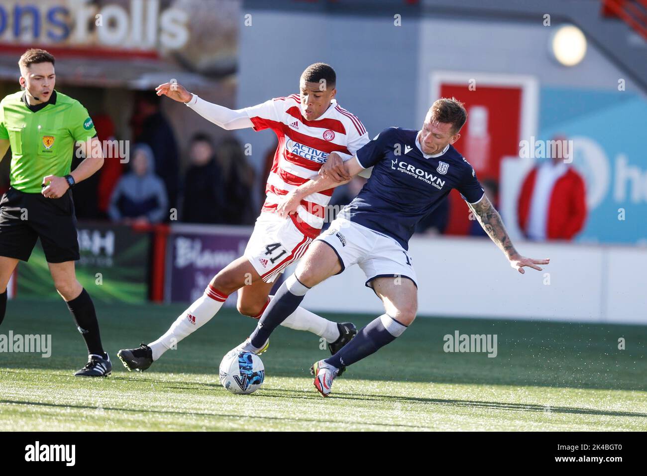 1st ottobre 2022; New Douglas Park, Hamilton, Scozia: Scottish Championship football, Hamilton Academical versus Dundee; Ryan uno di Hamilton Academical è affrontato da Lee Ashcroft di Dundee Foto Stock