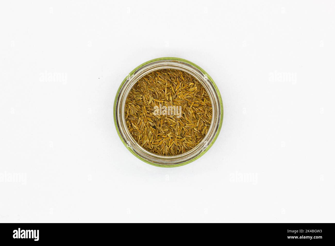 Spezie Cumin Zira su sfondo bianco. Condimento orientale per la cottura di riso e pilaf di carne. Spezie aromatiche speziate per piatti deliziosi. Essiccato intero Foto Stock