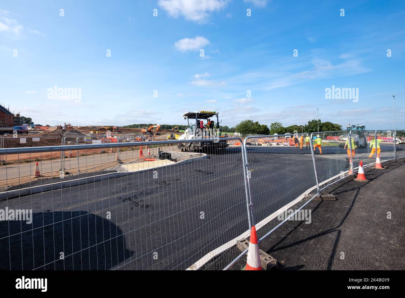 asfaltatrice posa asfalto su una nuova strada Foto Stock