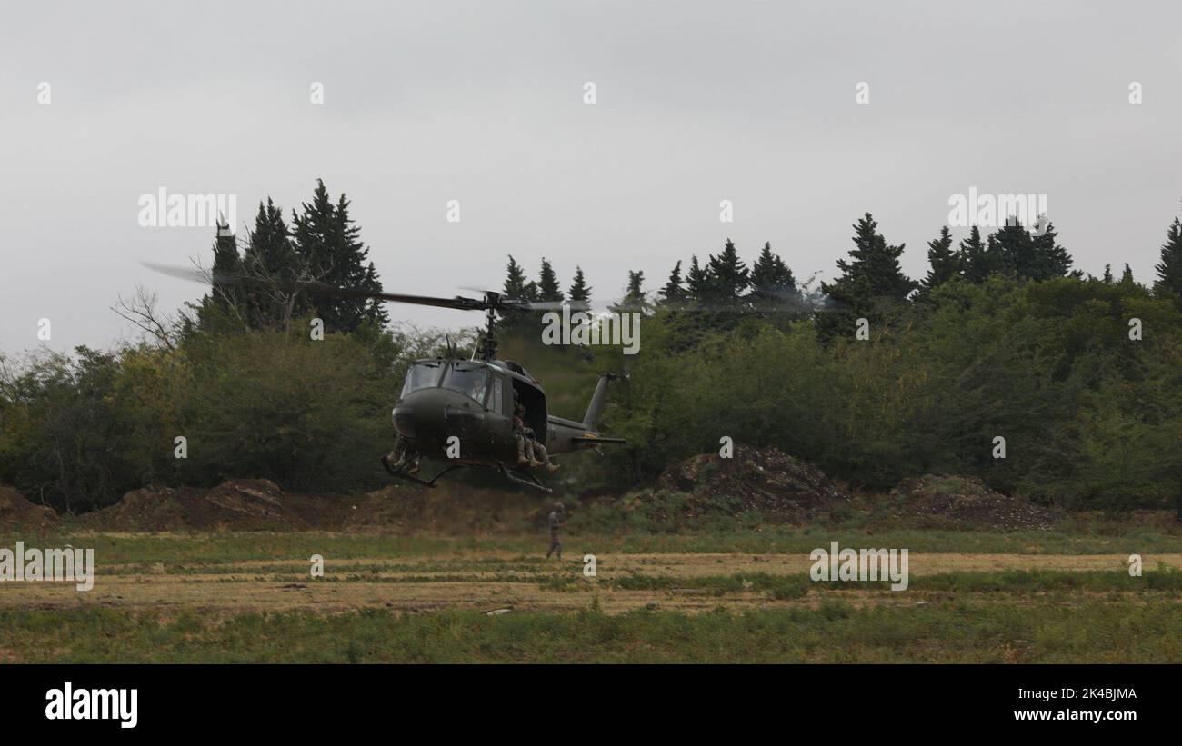 I membri della Georgia Special Operations Forces utilizzano un elicottero georgiano UH-1 Iroquois per spostarsi su un obiettivo di addestramento durante Noble Partner 22 a Tbilisi, Georgia, 7 settembre 2022. L'esercizio Noble Partner 22 è composto da 2.400 militari provenienti da 21 paesi ed è stato progettato per migliorare la preparazione delle forze georgiane, alleate regionali, partner e statunitensi. Foto Stock