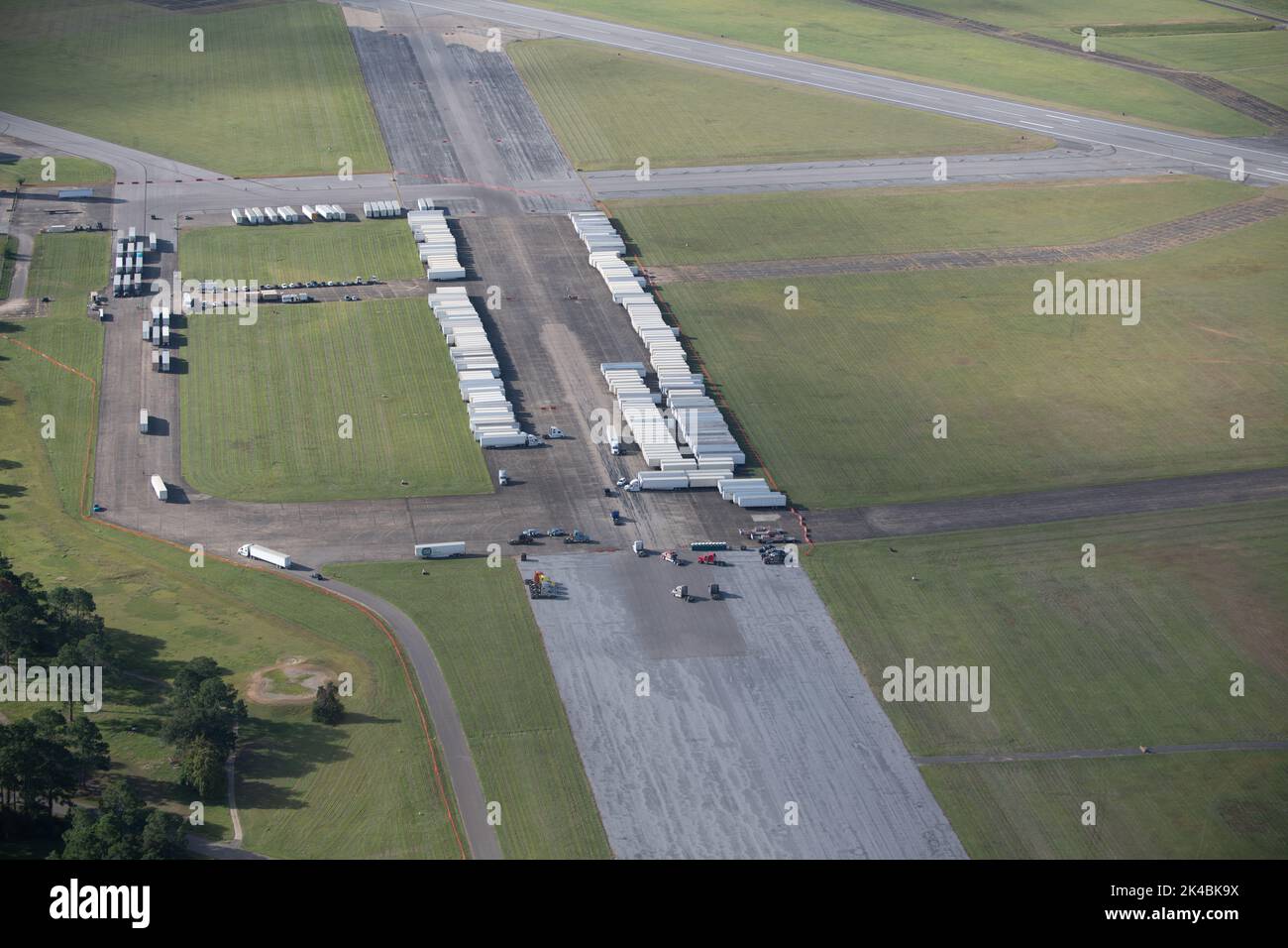 Le attrezzature e le forniture per la Federal Emergency Management Agency e la Defense Logistics Agency continuano ad arrivare alla Maxwell Air Force base, Alabama, 30 settembre 2022. L'installazione è una base di supporto agli incidenti consolidata e viene utilizzata per predisporre le apparecchiature e il personale per la rapida implementazione nelle aree che potrebbero essere interessate dall'uragano Ian (Stati Uniti Foto Air Force di Tech. SGT. Robert Kingery). Foto Stock