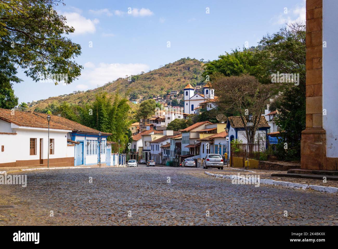 Strada di fronte a Igreja Nossa Senhora do Carmo a Sabará, Minas Gerais, Brasile. Foto Stock