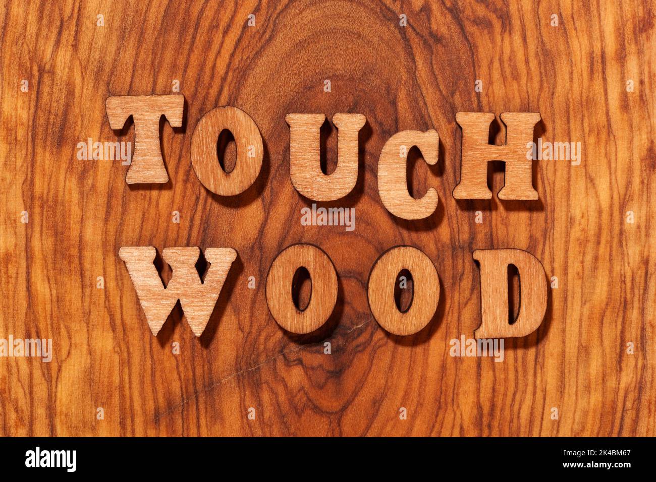 Toccare frase legno con lettere di legno in primo piano Foto Stock