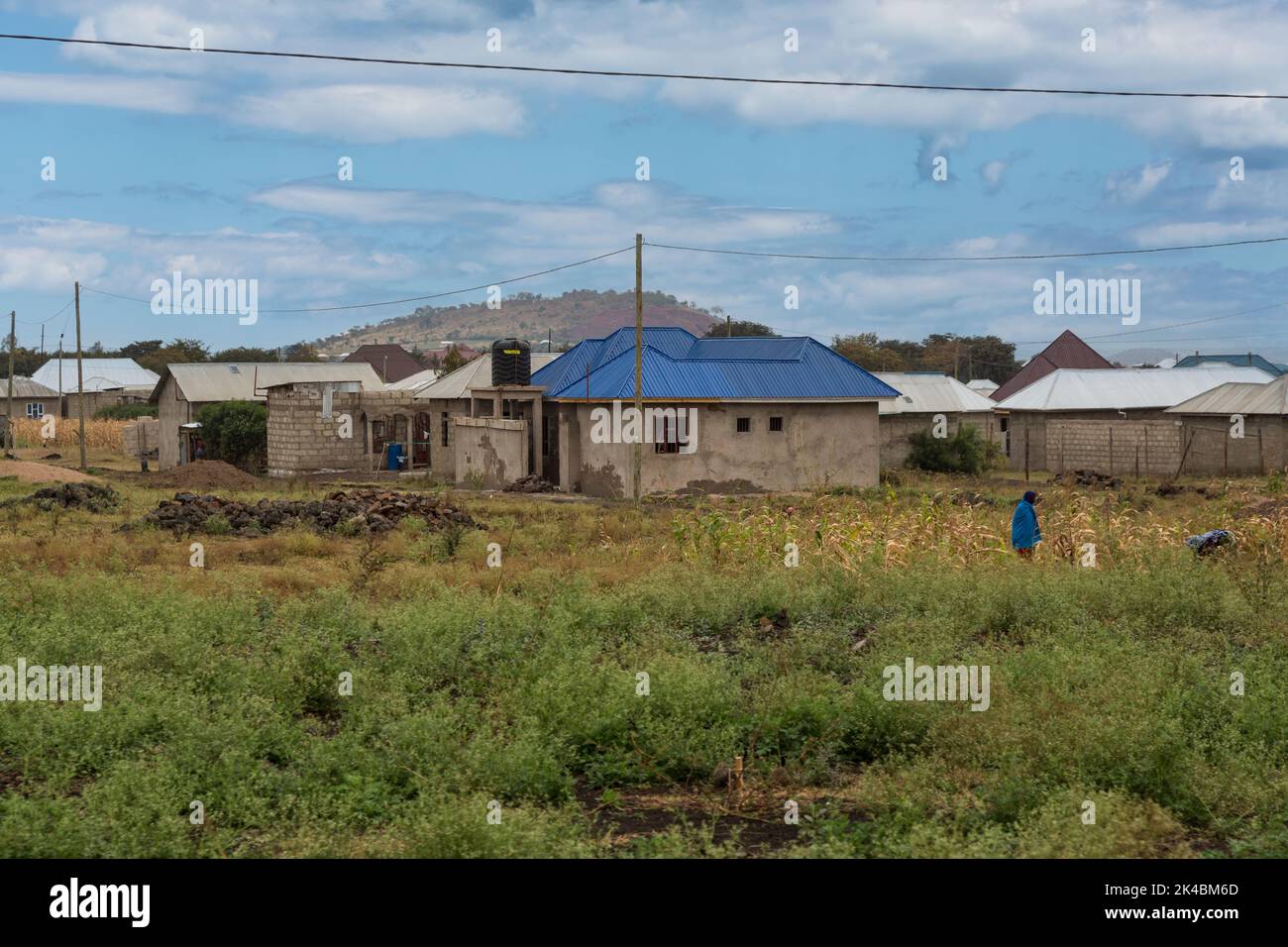 Tanzania. La Regione di Arusha. La crescita urbana. Nuovo middle-class Case in costruzione al di fuori di Arusha. Costruzione di nuovo il bypass di Arusha autostrada stimulat Foto Stock