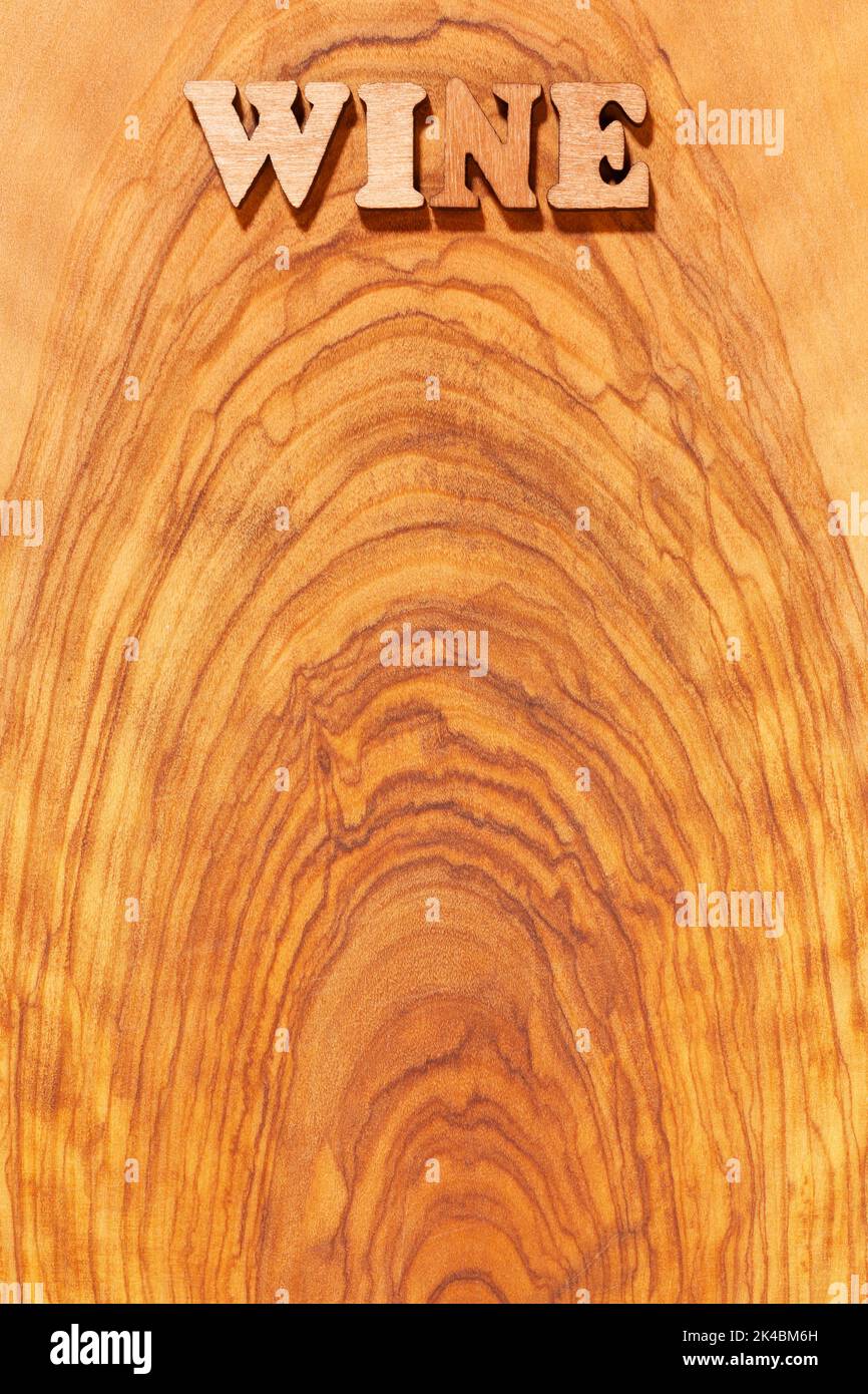 Vino - Iscrizione con lettere di legno. Pagina interna della lista dei vini con spazio per il testo Foto Stock