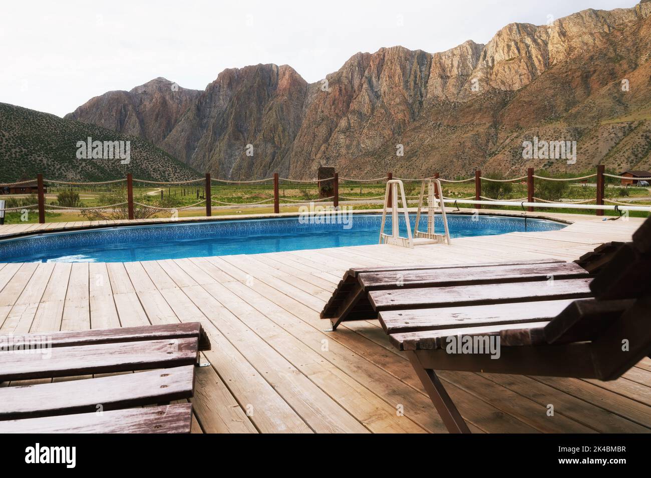 Resort di lusso selvaggio nella valle tra le montagne, piscina all'aperto con salotto. Viaggi e relax Foto Stock