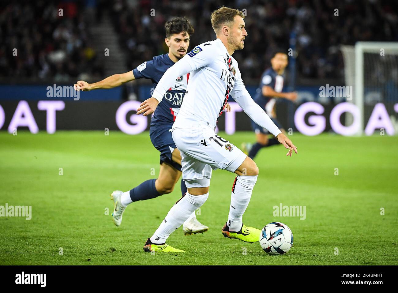 Aaron RAMSEY di Nizza e Vitor MACHADO FERREIRA (Vitinha) di PSG durante il campionato francese Ligue 1 partita di calcio tra Parigi Saint-Germain e OGC Nizza il 1 ottobre 2022 allo stadio Parc des Princes di Parigi, Francia - Foto: Matthieu Mirville/DPPI/LiveMedia Foto Stock