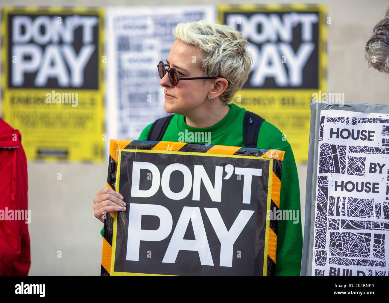 Londra, Regno Unito. 1st Ott 2022. I manifestanti hanno dato il loro appoggio empassioned - non paga unire abbastanza è abbastanza protesta al municipio di Lewisham. Essi chiedevano collettivamente una "fine a questo costo di avidità della crisi”. Miravano a far sapere al governo e alle compagnie energetiche che "non si arrendevano e non si congelavano mentre i profitti record sono raacked in'.Photo Horst A. Friedrichs Alamy Live News Foto Stock