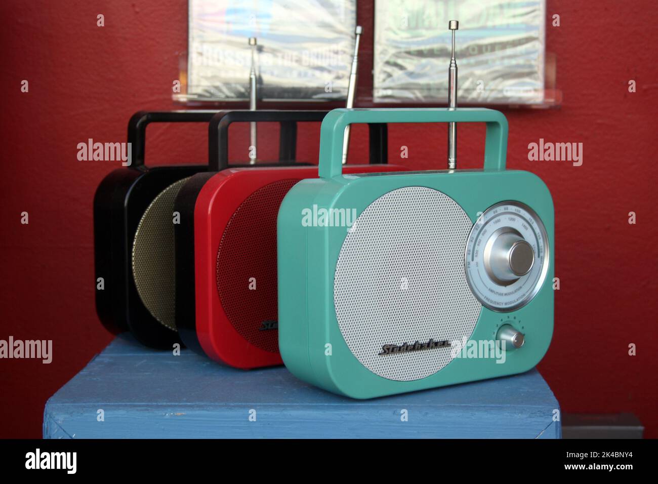 Collezione di variopinti set radio vintage in una vetrina a Vancouver, British Columbia, Canada Foto Stock
