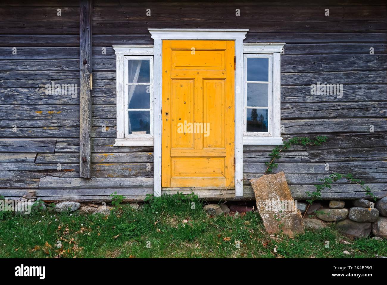 la porta gialla della vecchia casa di tronchi Foto Stock