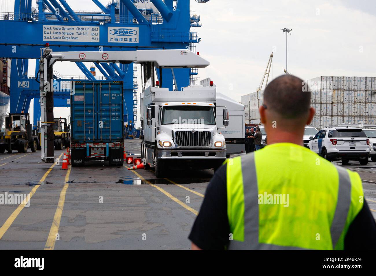 Le indagini sulla sicurezza interna e sulla protezione doganale e di confine degli Stati Uniti hanno condotto un'ispezione multi-agenzia del MSC Gayane che ha portato al sequestro di circa 35,000 libbre di cocaina scoperta in sette contenitori di spedizione il 17 giugno 2019. Il sequestro di cocaina è un record di CBP. Foto Stock