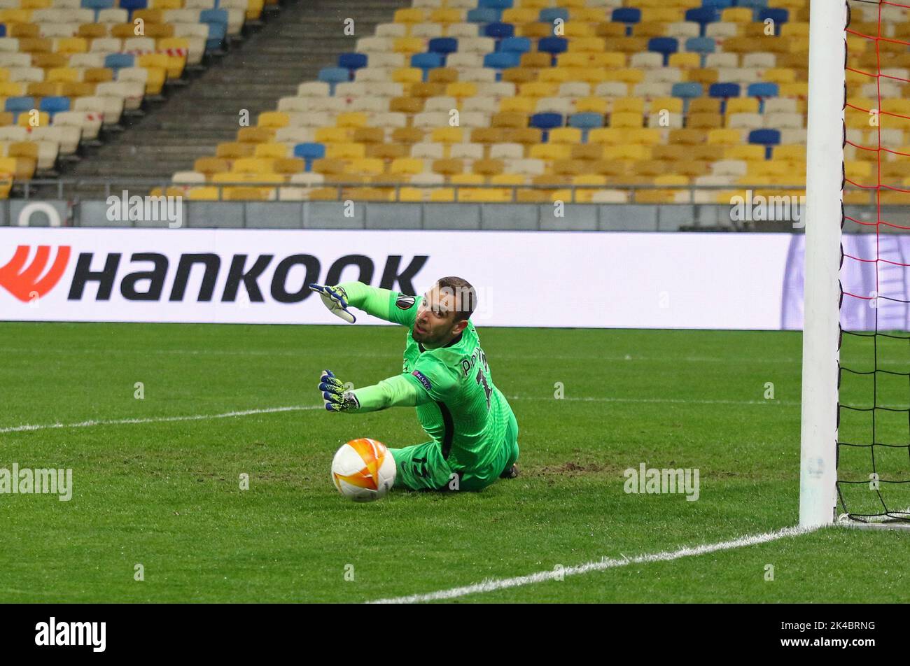 KIEV, UCRAINA - 18 MARZO 2021: Il portiere Pau Lopez di Roma in azione durante la partita della UEFA Europa League contro Shakhtar Donetsk allo stadio NSC Olimpiyskyi di Kiev, Ucraina. Roma ha vinto 2-1 Foto Stock