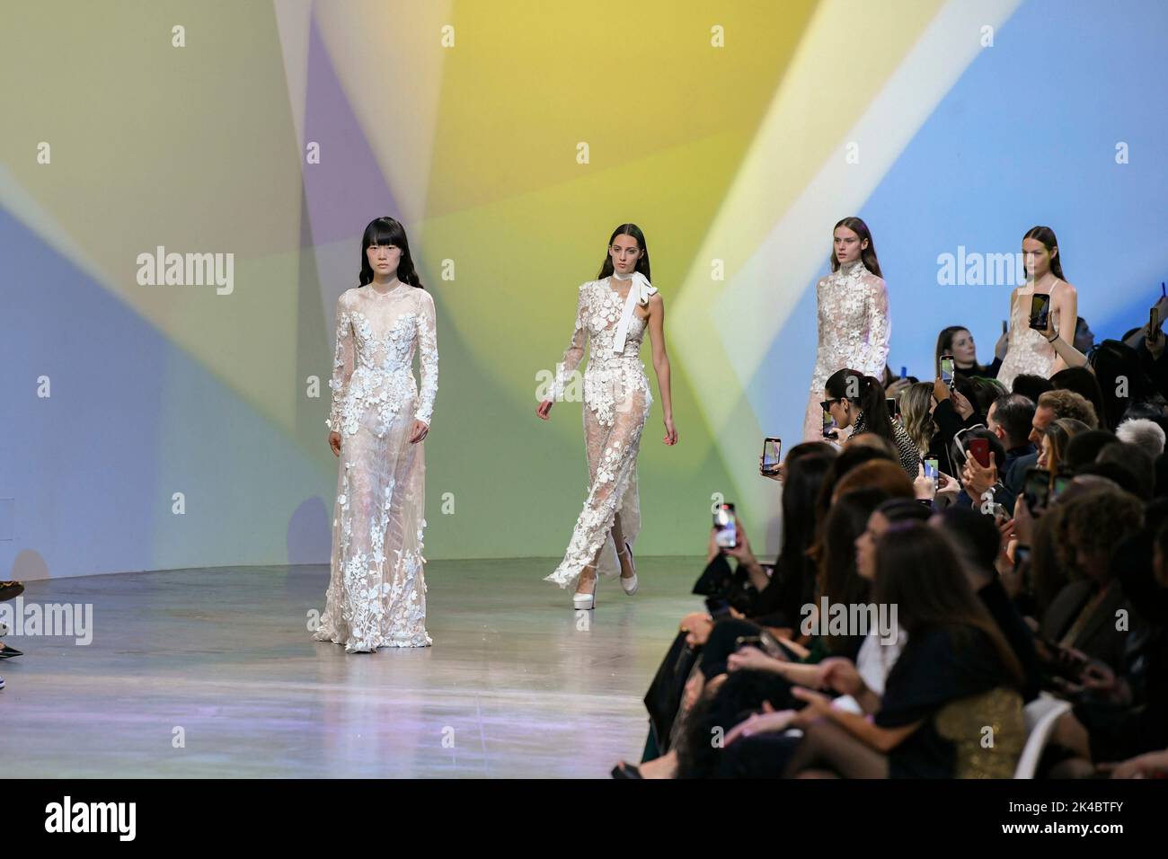 Parigi, Francia. 01st Ott 2022. ELIE SAAB SS23 durante la settimana della moda di Parigi il 2022 ottobre - Parigi, Francia. 01/10/2022 Credit: dpa/Alamy Live News Foto Stock