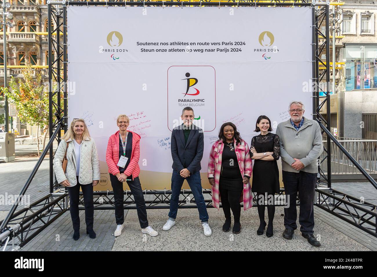 Karine Lalieux e Groen's Benoit Hellings hanno raffigurato durante l'evento "Road to Paris" in occasione del Paralimpico Day 2022, sabato 01 ottobre 2022 a Bruxelles, per guardare con ansia i Giochi Paralimpici del 2024 a Parigi. FOTO DI BELGA JAMES ARTHUR GEKIERE Foto Stock