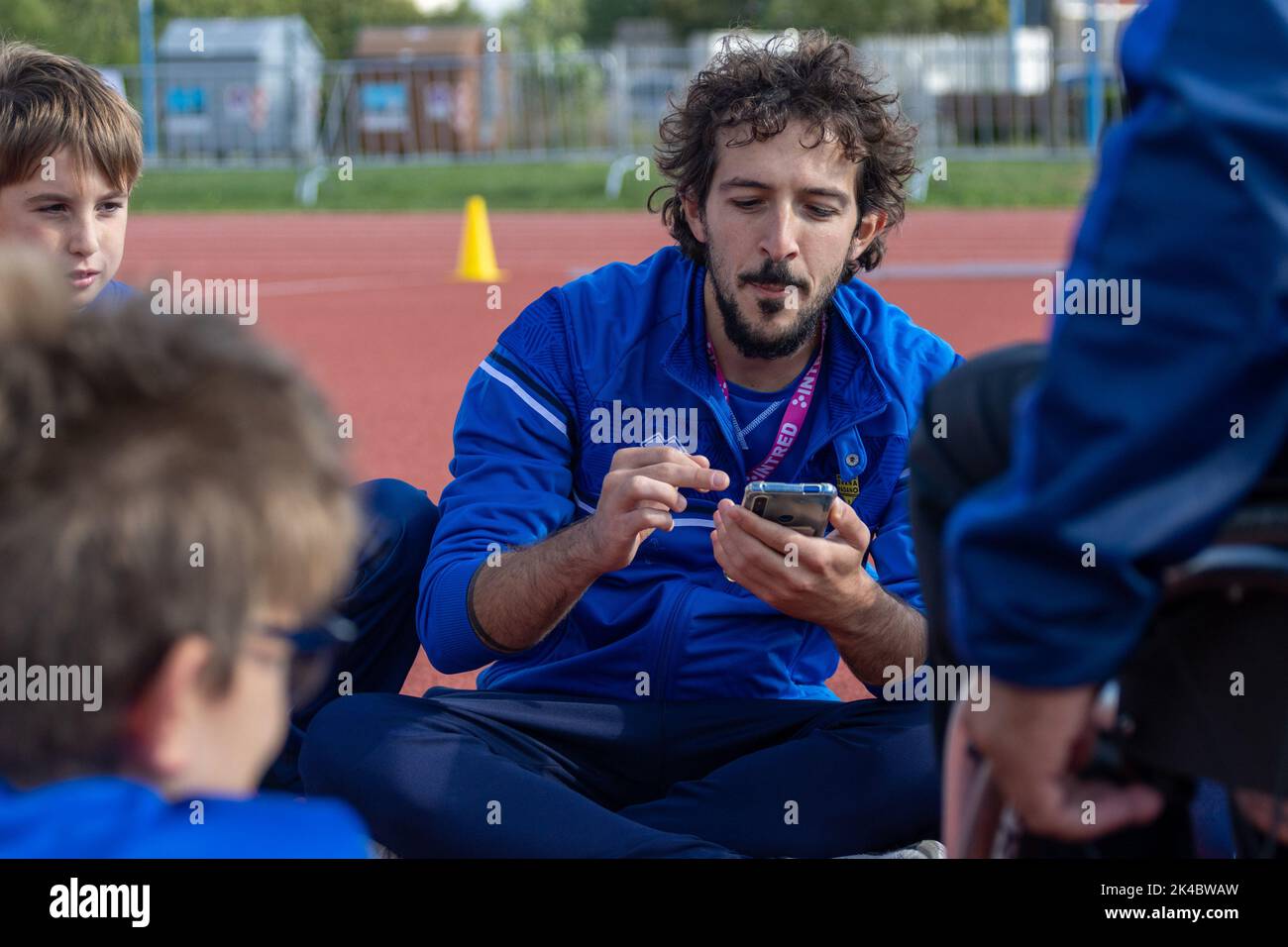 Pista di atletica Gabre Gabric, Brescia, Italia, 01 ottobre 2022, Allenatore scolastico FISPES durante i Campionati Italiani di Parathletics - finali nazionali - Atletica Italiana Foto Stock