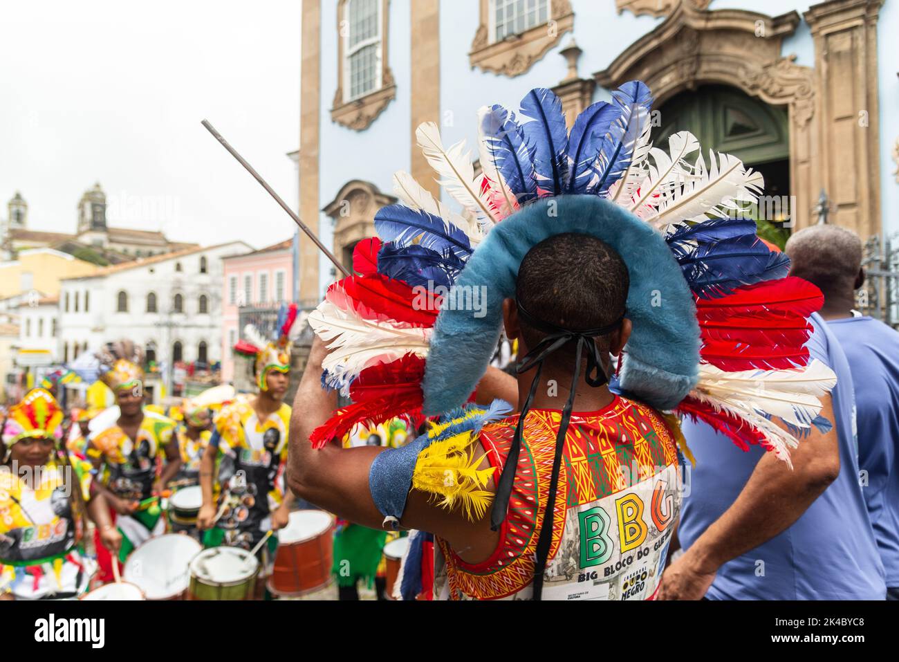 Salvador, Bahia, Brasile - 02 luglio 2015: Gruppo di persone protesta e sfilata alla sfilata civica dell'Indipendenza Bahia a Pelourinho, Salvador, Bahia. Foto Stock