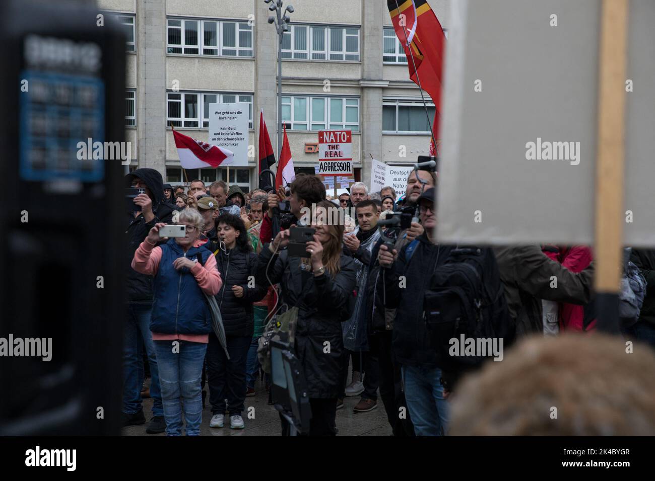 Berlino, Germania. 1st Ott 2022. Manifestanti in un rally, che si è svolto presso la torre televisiva di Berlino, il 1 ottobre 2022. Al raduno si sono riuniti dipendenti di aziende artigianali, così come attivisti estremisti di destra. Chiesero l'immediata fine alle sanzioni contro la Russia, chiamarono gli Stati Uniti un guerrafonero, e chiesero il ritiro dalla NATO e le dimissioni dell'intero governo. (Credit Image: © Michael Kuenne/PRESSCOV via ZUMA Press Wire) Foto Stock