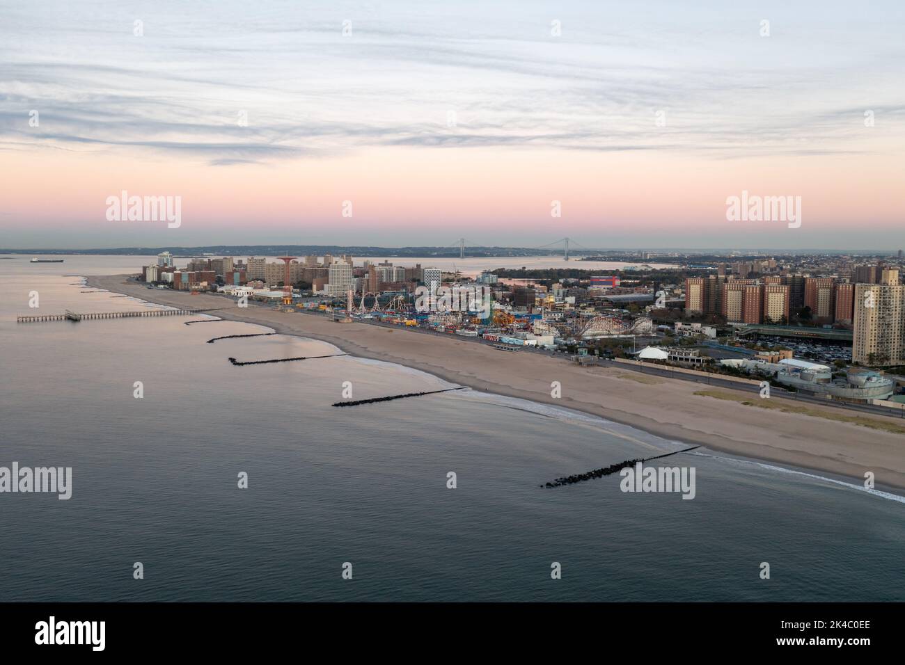 Vista aerea lungo Coney Island a Brooklyn, New York all'alba. Foto Stock