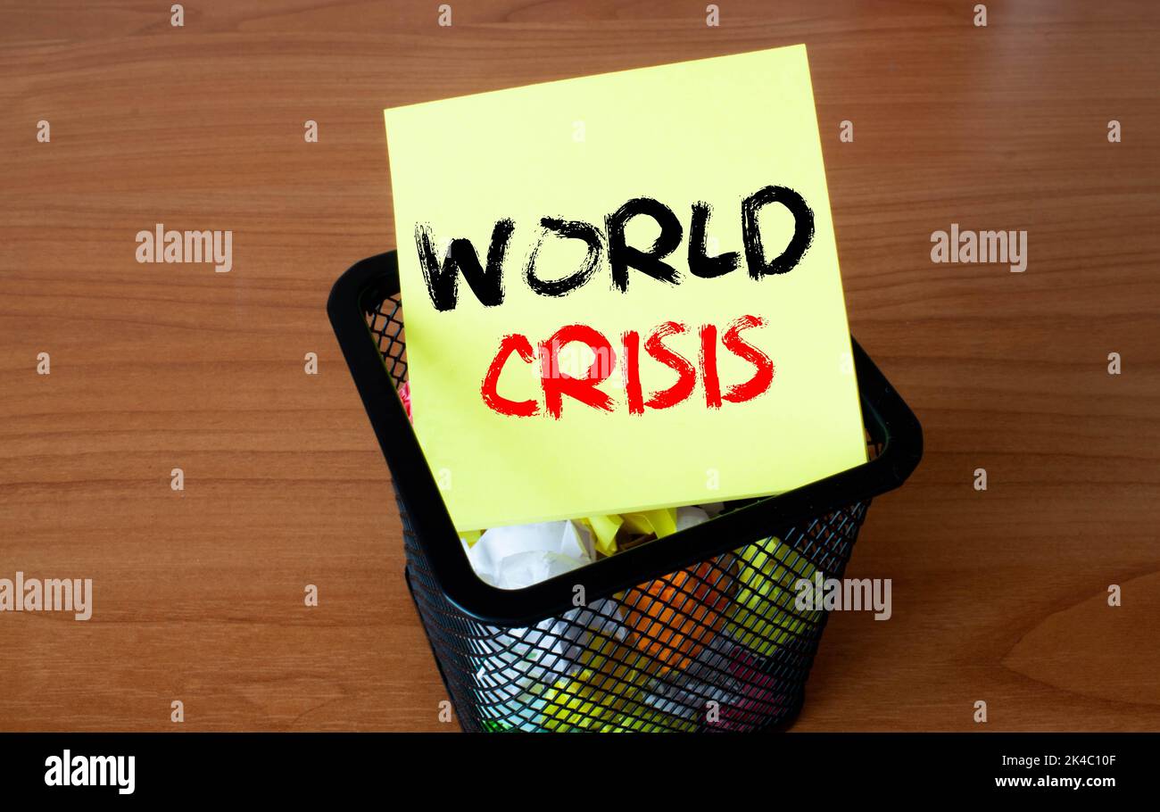 La crisi mondiale iscrizione su carta in mani femminili. Foto Stock