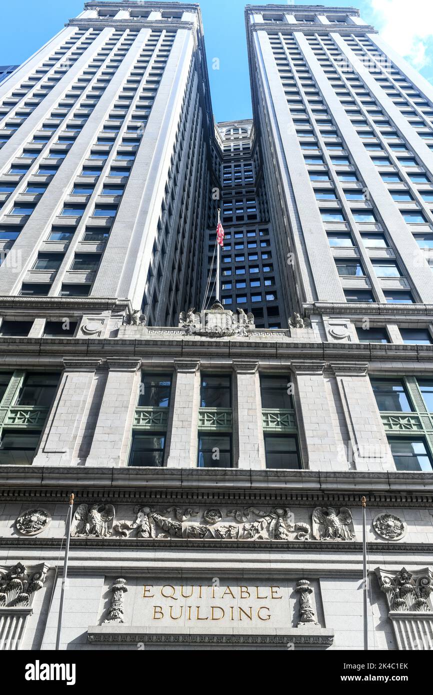 New York City - 18 Settembre 2021: Equitable Building un edificio di uffici a 40 piani a New York City, situato al 120 di Broadway tra Pine e Cedar Street Foto Stock