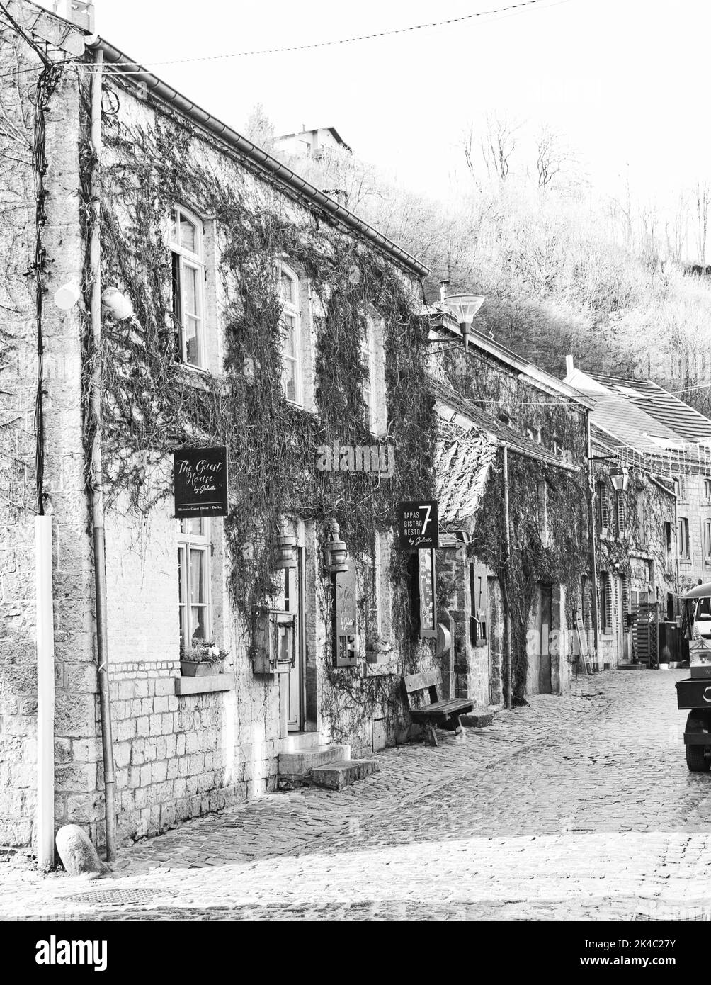 Una vista panoramica della città di Durbuy con edifici medievali in Belgio Foto Stock