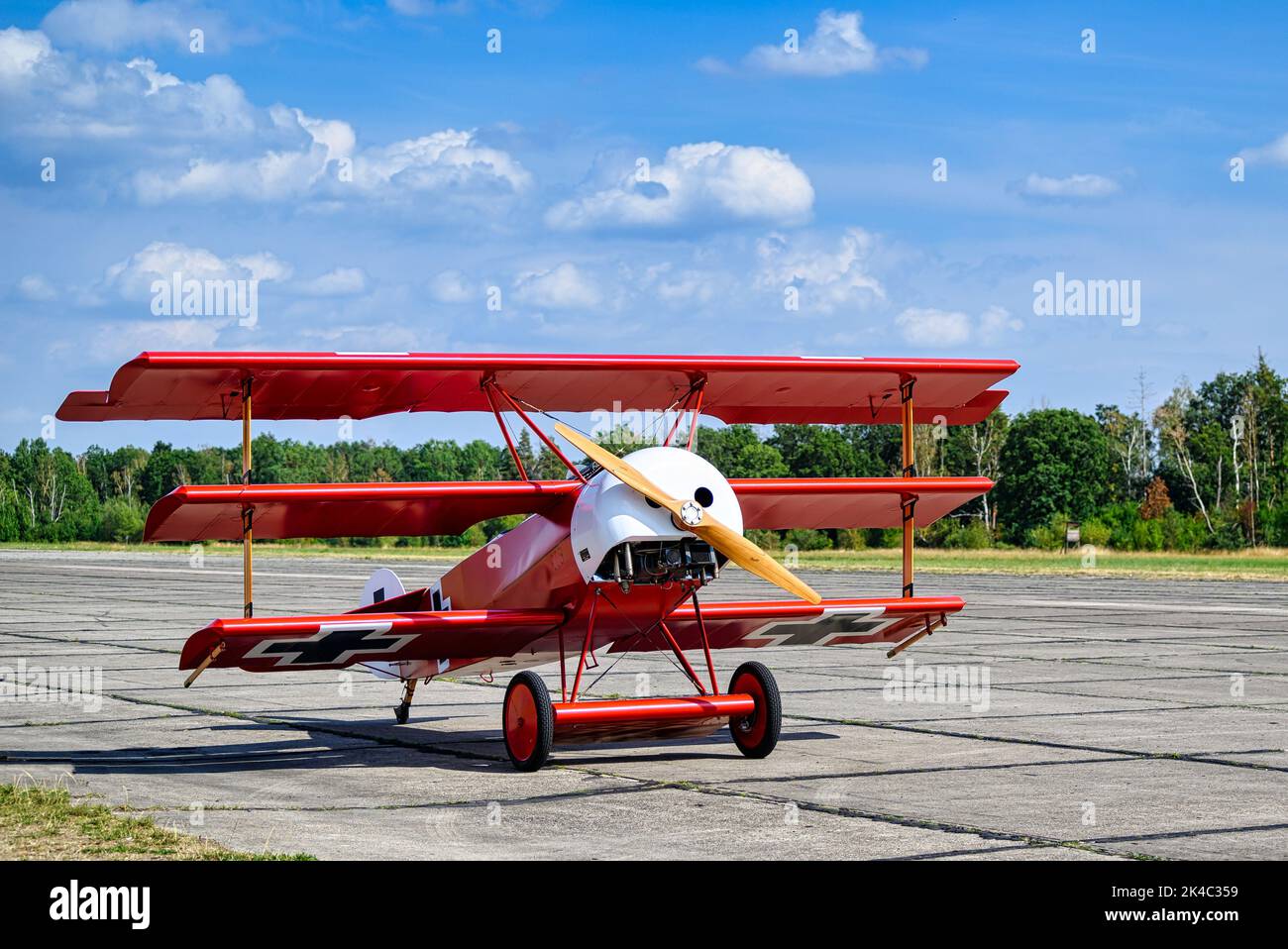 Un triplano in un vecchio campo d'aviazione di Allstedt in Sassonia-Anhalt è sulla pista di un festival di campo d'aviazione Foto Stock