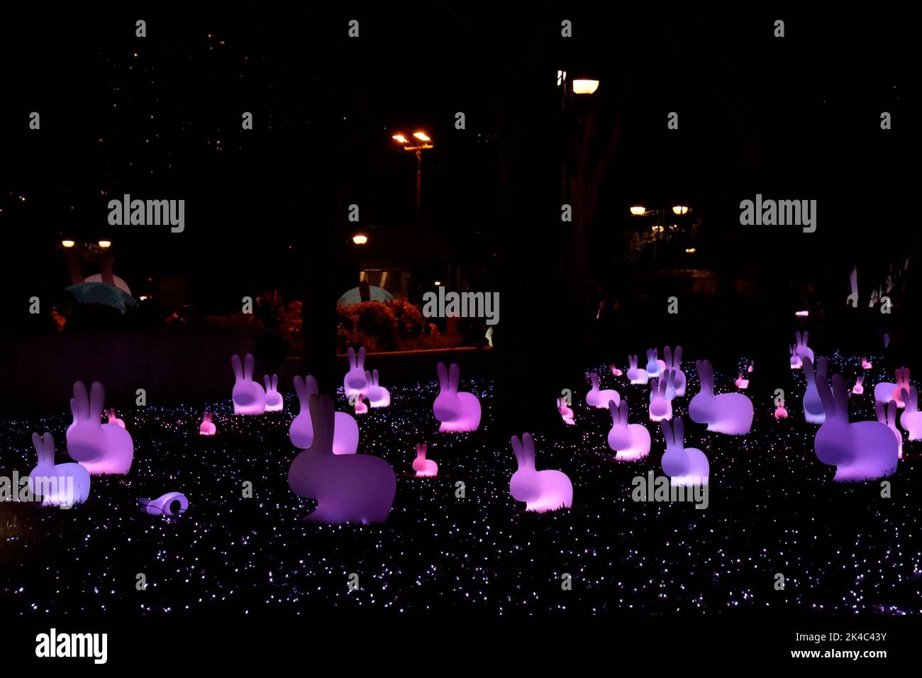 I membri mascherati del pubblico godono della lanterna e della mostra di modelli di festival a Shatin Park, New Territories, Hong Kong 12th settembre 2022 Foto Stock