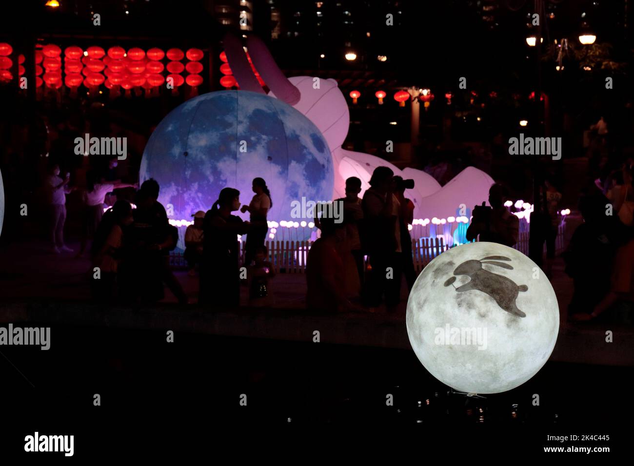 I membri mascherati del pubblico godono della lanterna e della mostra di modelli di festival a Shatin Park, New Territories, Hong Kong 12th settembre 2022 Foto Stock