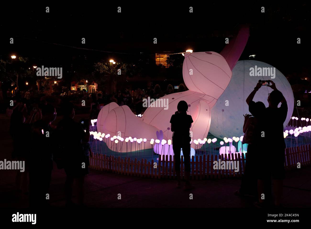I membri mascherati del pubblico godono della lanterna e della mostra di modelli di festival a Shatin Park, New Territories, Hong Kong 12th settembre 2022 Foto Stock