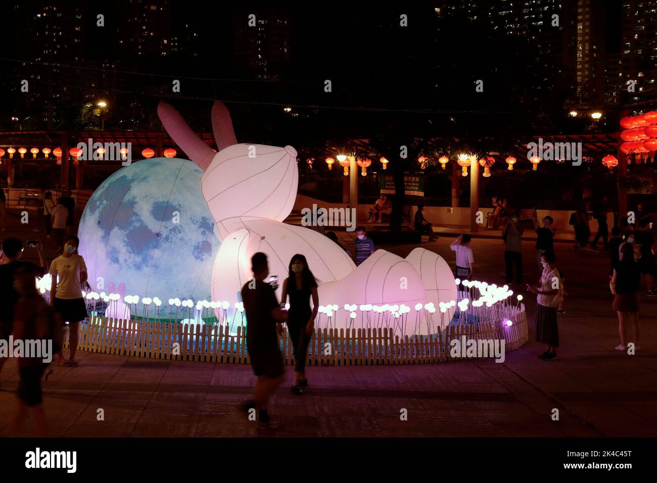 I membri mascherati del pubblico godono della lanterna di metà autunno e della mostra di modelli del festival a Shatin Park, New Territories, Hong Kong 12th settembre 2022 Foto Stock