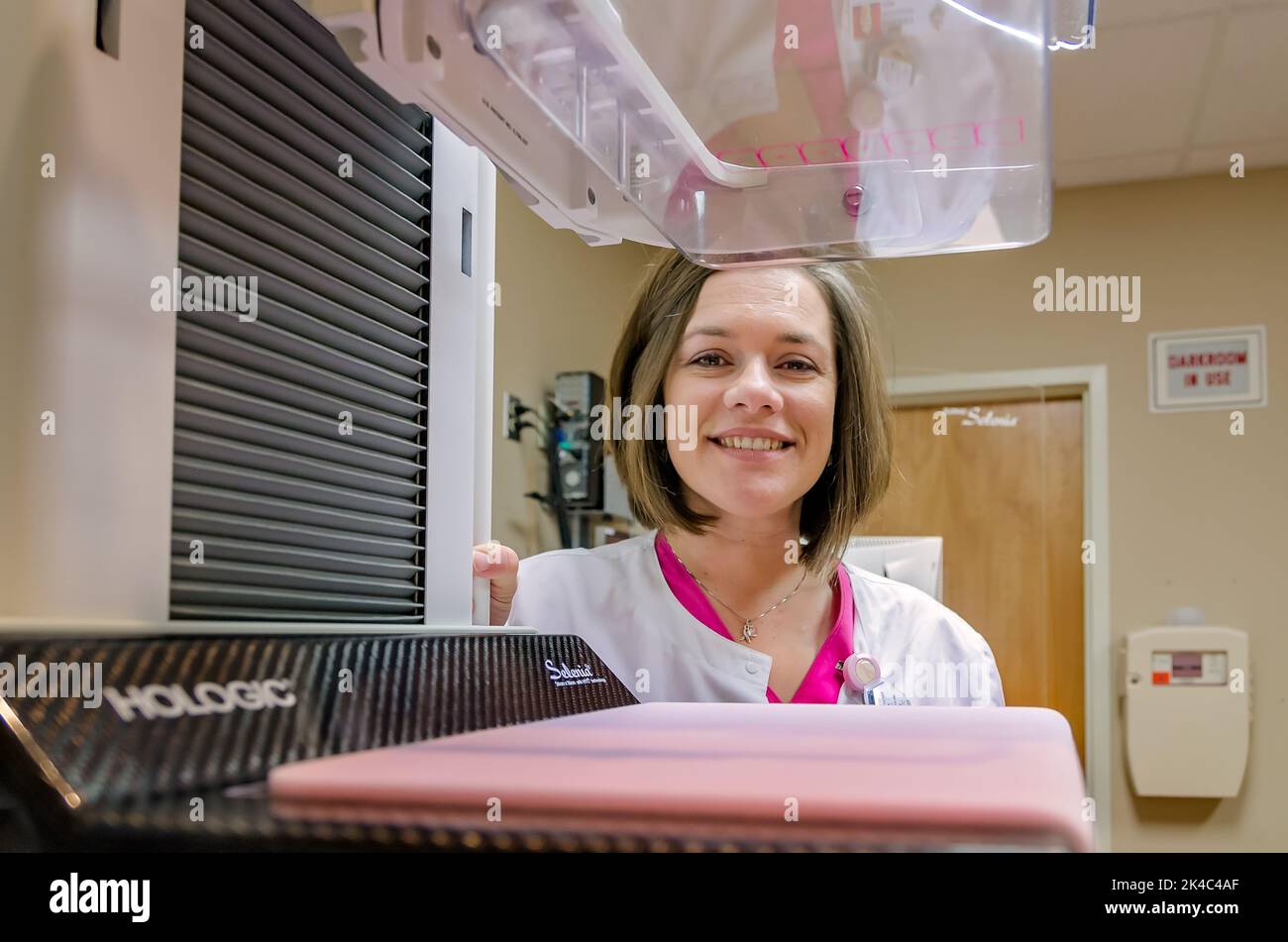 Un tecnico di mammografia pone con la macchina che usa per mammografie digitali al Baptist Memorial Hospital, 29 ottobre 2012, a Columbus, Mississippi. Foto Stock