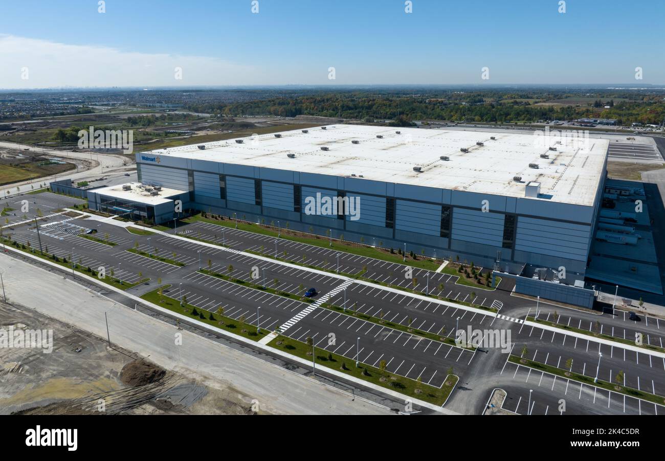 Un'alta vista aerea sopra un centro di distribuzione di Walmart di nuova costruzione, visto in una giornata di cielo chiaro e blu, in via di apertura. Foto Stock