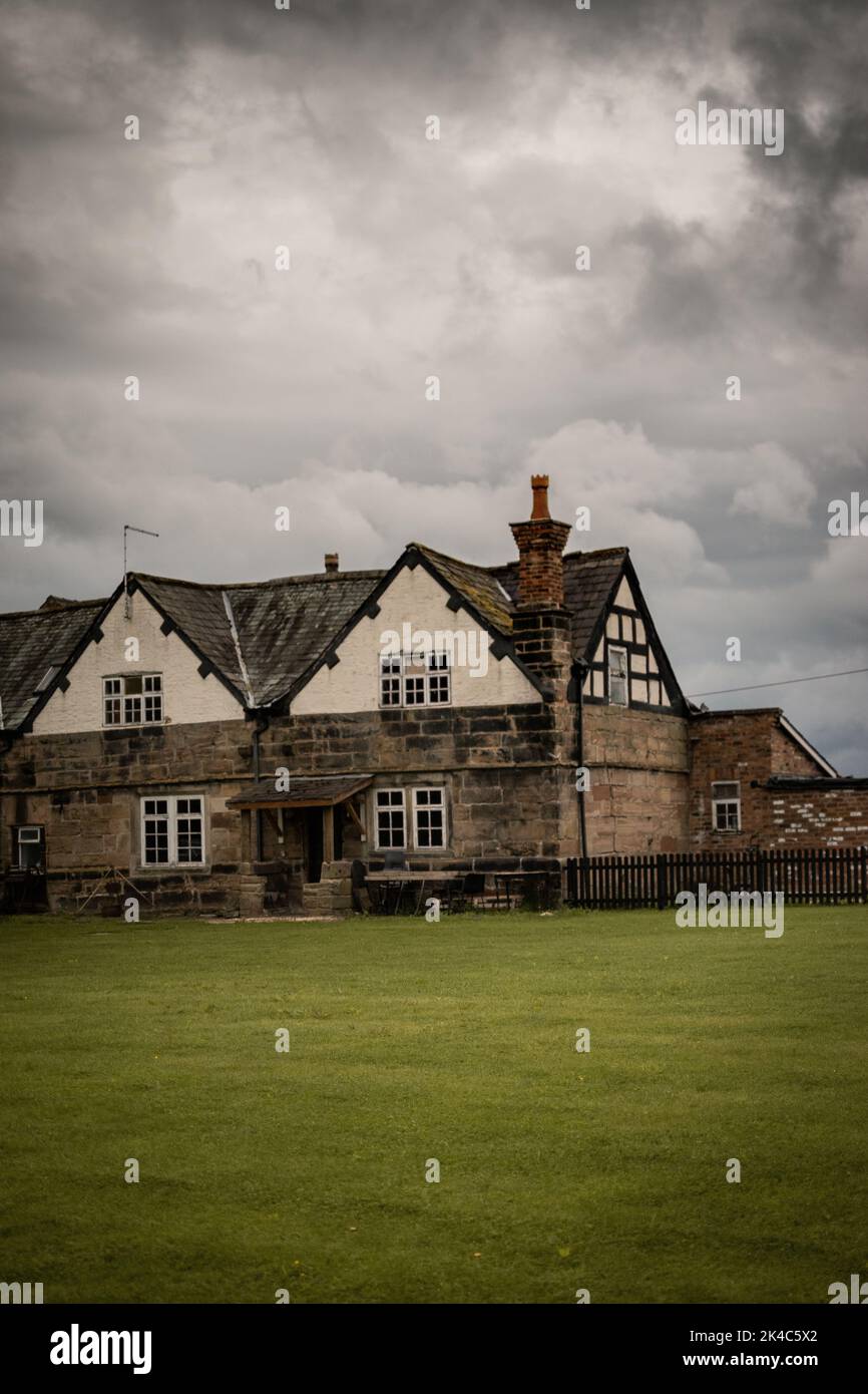 Un vecchio edificio residenziale a Wilmslow, Regno Unito, situato vicino Lindow Common Foto Stock