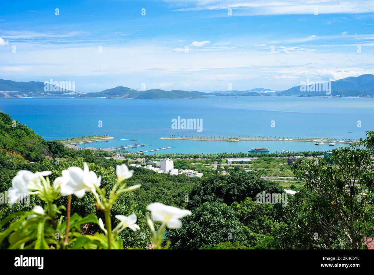 Mare della Cina del Sud, vista del paesaggio dalla pagoda di Chua da Bao a Nha Trang Vietnam Foto Stock