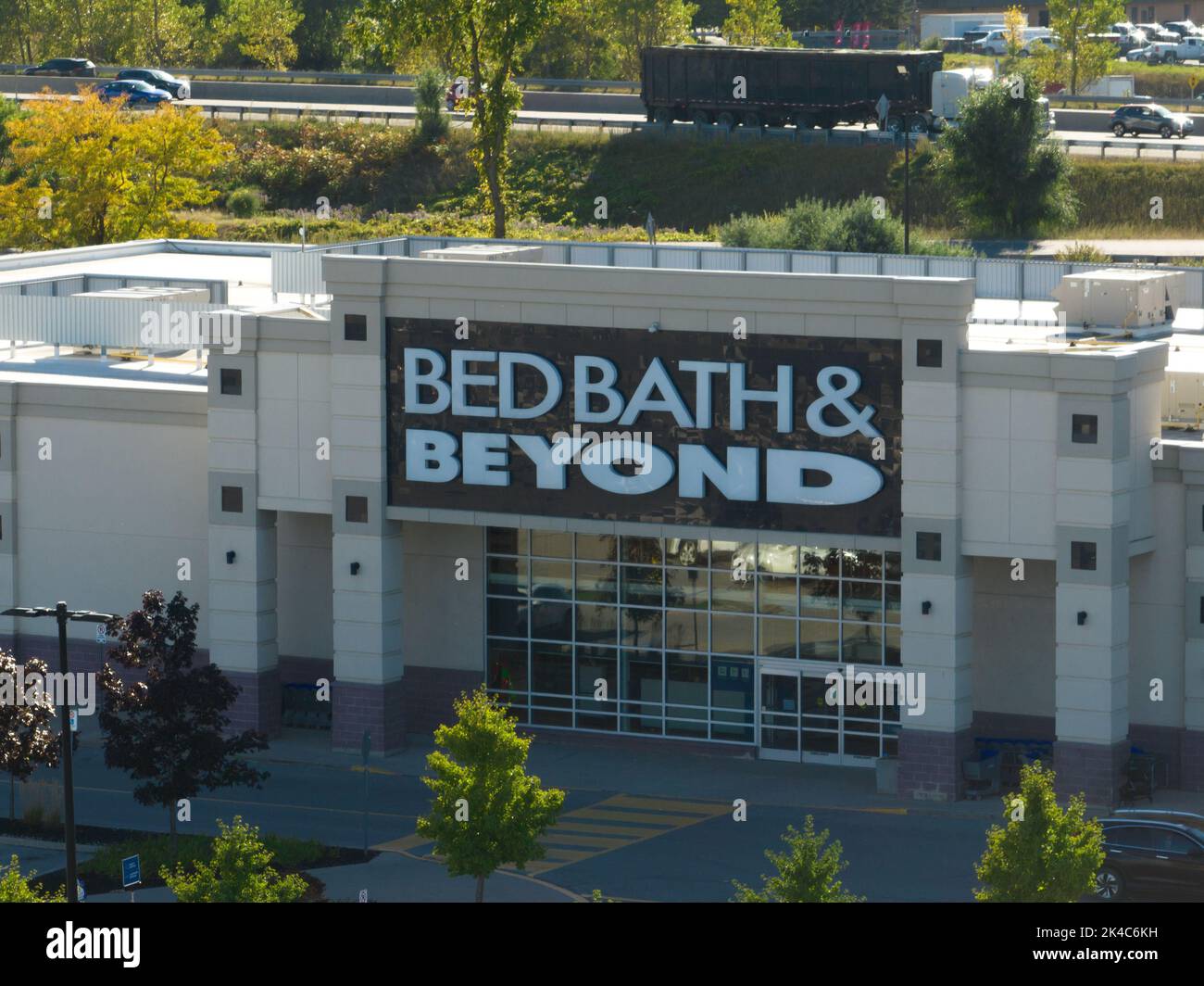 Una vista aerea guardando un Bed Bath and Beyond negozio in una giornata di sole; Bed Bath and Beyond è una catena americana di negozi di merchandise nazionali al dettaglio. Foto Stock