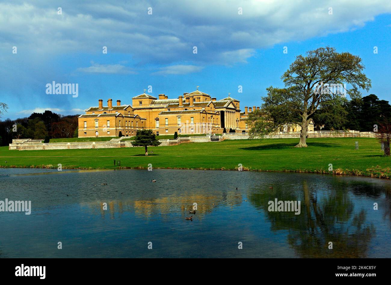 Holkham Hall, palazzo palladiano, dimora signorile, Norfolk, vista sul lago Foto Stock