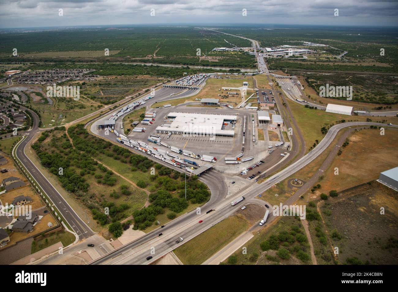 I veicoli di controllo della dogana e della protezione delle frontiere statunitensi in arrivo negli Stati Uniti dal Messico che viaggiano sul fiume Rio Grande Valley presso il World Trade Crossing International Bridge di Laredo, Texas. Il ponte è il più importante passaggio per camion al confine tra Stati Uniti e Messico. È uno dei 4 ponti internazionali situati nelle città di Laredo, Texas, e Nuevo Laredo, Tamaulipas, che collegano gli Stati Uniti e il Messico sul Rio Grande. Fotografo: Donna Burton Foto Stock