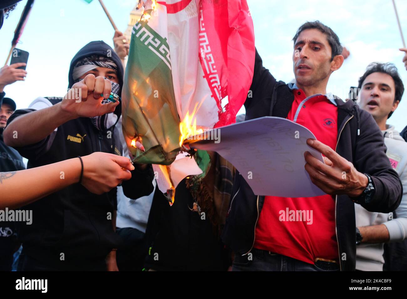 Londra, Regno Unito. 1st ottobre 2022. I manifestanti hanno messo una bandiera iraniana accesa sulla Piazza del Parlamento. Migliaia di persone sono scese in strada per il terzo fine settimana consecutivo dopo la morte di Mahsa (Jina) Amini in custodia di polizia, dopo che è stata detenuta per essere 'vestita in modo inappropriato'. I manifestanti si riunirono inizialmente in Trafalgar Square e successivamente marciarono attraverso Whitehall fino a Parliament Square. Credit: Undicesima ora di Fotografia/Alamy Live News Foto Stock
