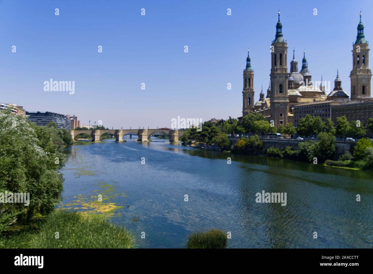 Saragozza, Spagna - Puente de Piedra e la Basilica sul Rio Ebro Foto Stock