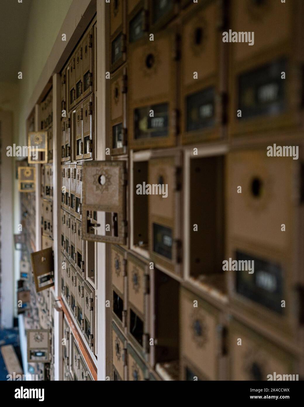 Un'immagine verticale di caselle postali abbandonate in un vecchio ufficio postale sull'isola di Adak Foto Stock