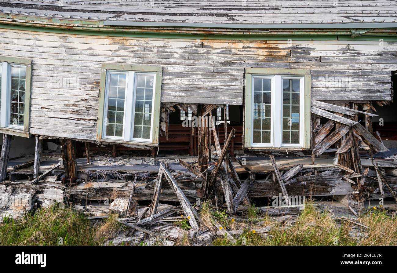 La facciata in decadenza e le finestre della storica Cappella di Bering Hill sull'Isola di Adak Foto Stock