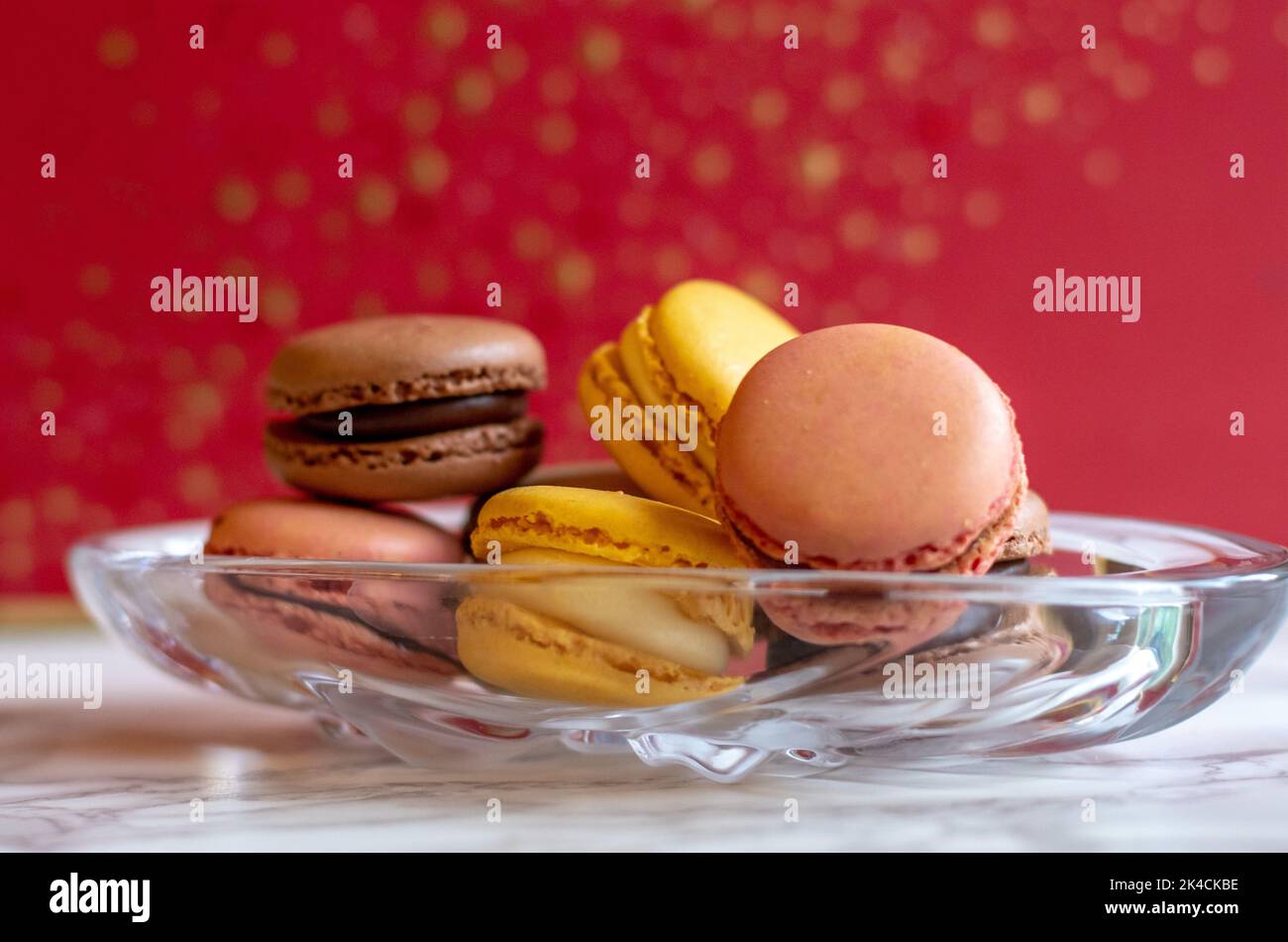 Biscotti Macaron per le vacanze in un elegante piatto di cristallo Foto Stock