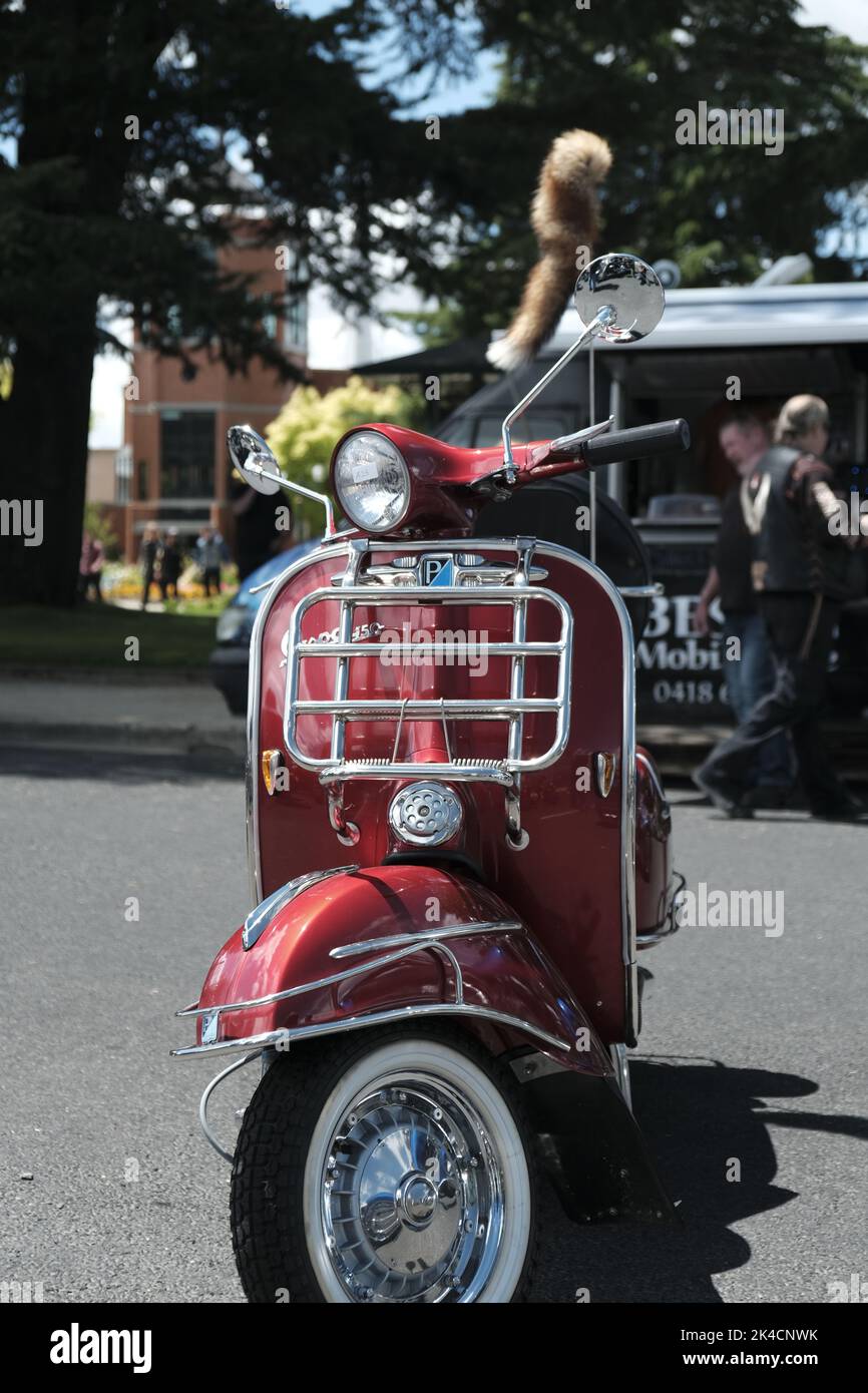 Primo piano verticale di una moto d'epoca rossa in occasione di una mostra motociclistica a Bathurst, Australia Foto Stock