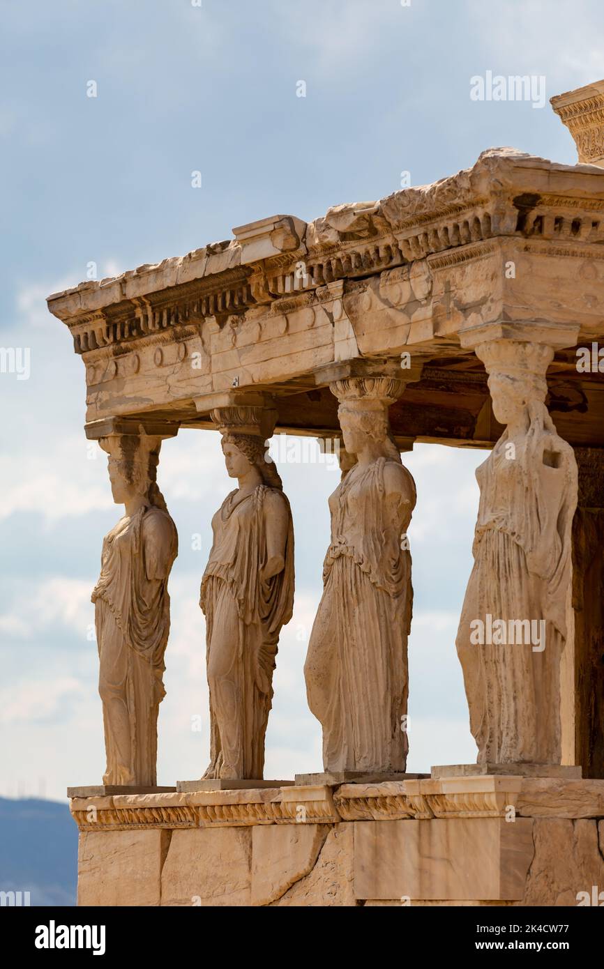 Il tempio di Erechtheion con le statue di Cariatidi in Acropoli, Grecia contro un cielo blu Foto Stock