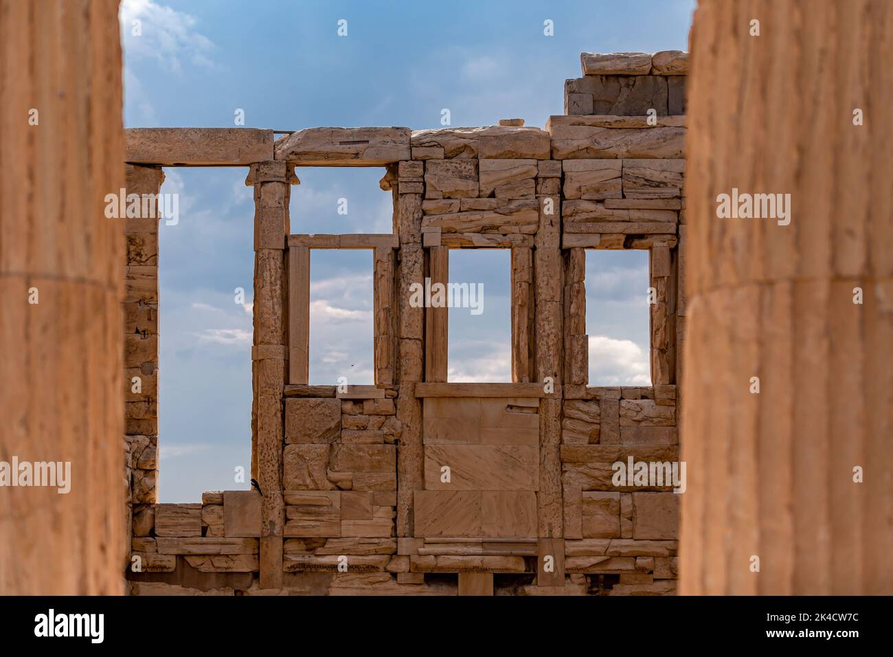 I resti dell'Erechtheion, un antico tempio ionico sull'Acropoli di Atene, Grecia Foto Stock