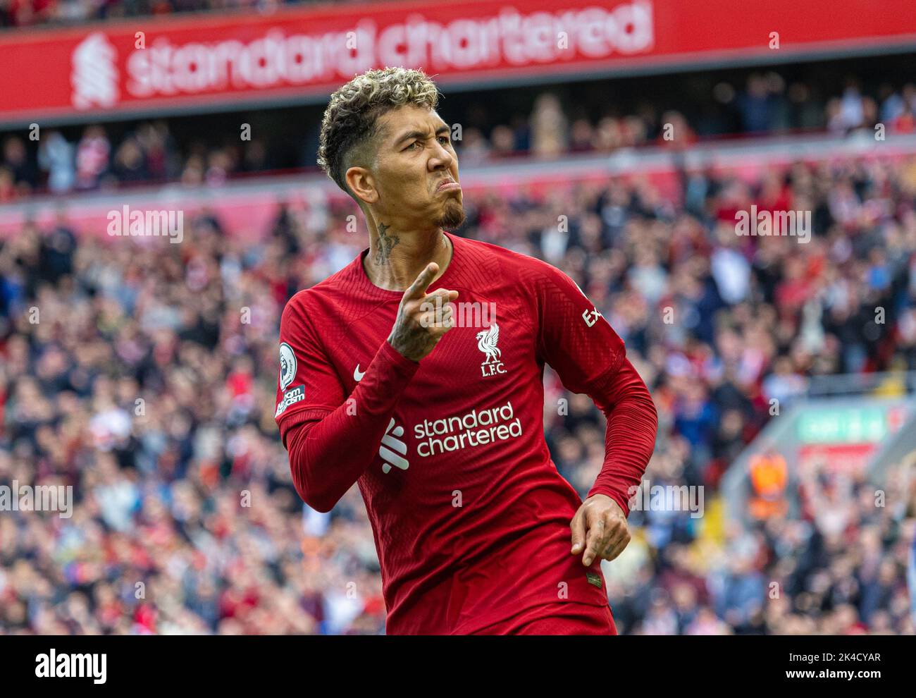 Liverpool. 2nd Ott 2022. Roberto Firmino di Liverpool festeggia dopo aver segnato il primo gol del suo fianco durante la partita della Premier League inglese tra Liverpool e Brighton & Hove Albion a Liverpool, in Gran Bretagna, il 1 ottobre 2022. Credit: Notizie dal vivo su Xinhua/Alamy Foto Stock