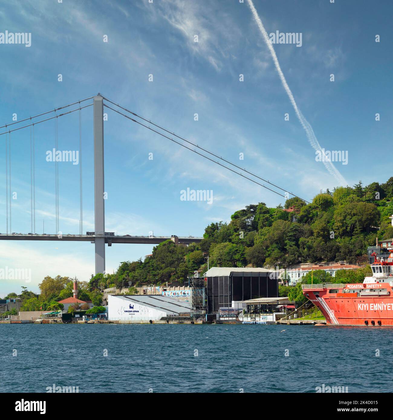 Torre del ponte sospeso Bosforo, quartiere Ortakoy, Istanbul Turchia Foto Stock