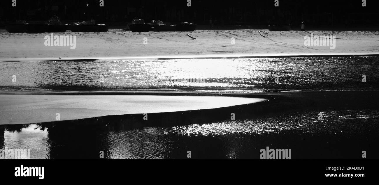 Un'immagine panoramica in scala di grigi di una costa oceanica Foto Stock