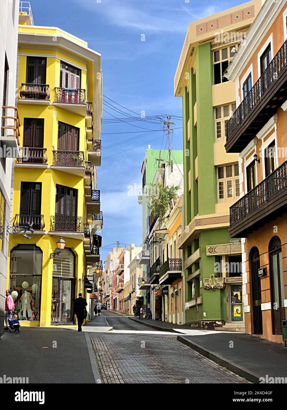 Uno scatto verticale di edifici colorati nel centro storico di San Juan Foto Stock