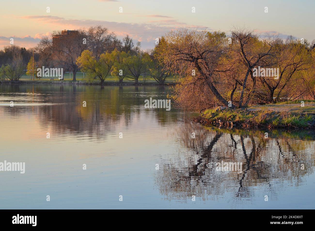 Un bellissimo scatto del lago Sloan in autunno con il parco sullo sfondo Foto Stock